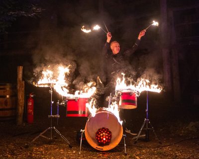 Siim Koppel seismas põlevate trummide taga trummi ja tuleshowl koos Siim Jõgiojaga