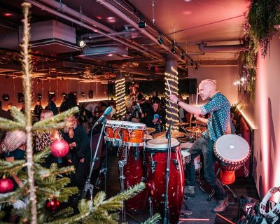 Trummar Siim Koppel mängimas trumme üritusel Tallinnas Butterfly lounges