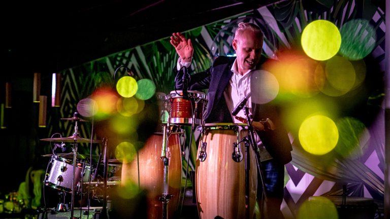 Trummar Siim Koppel mängimas conga trumme Butterfly lounge