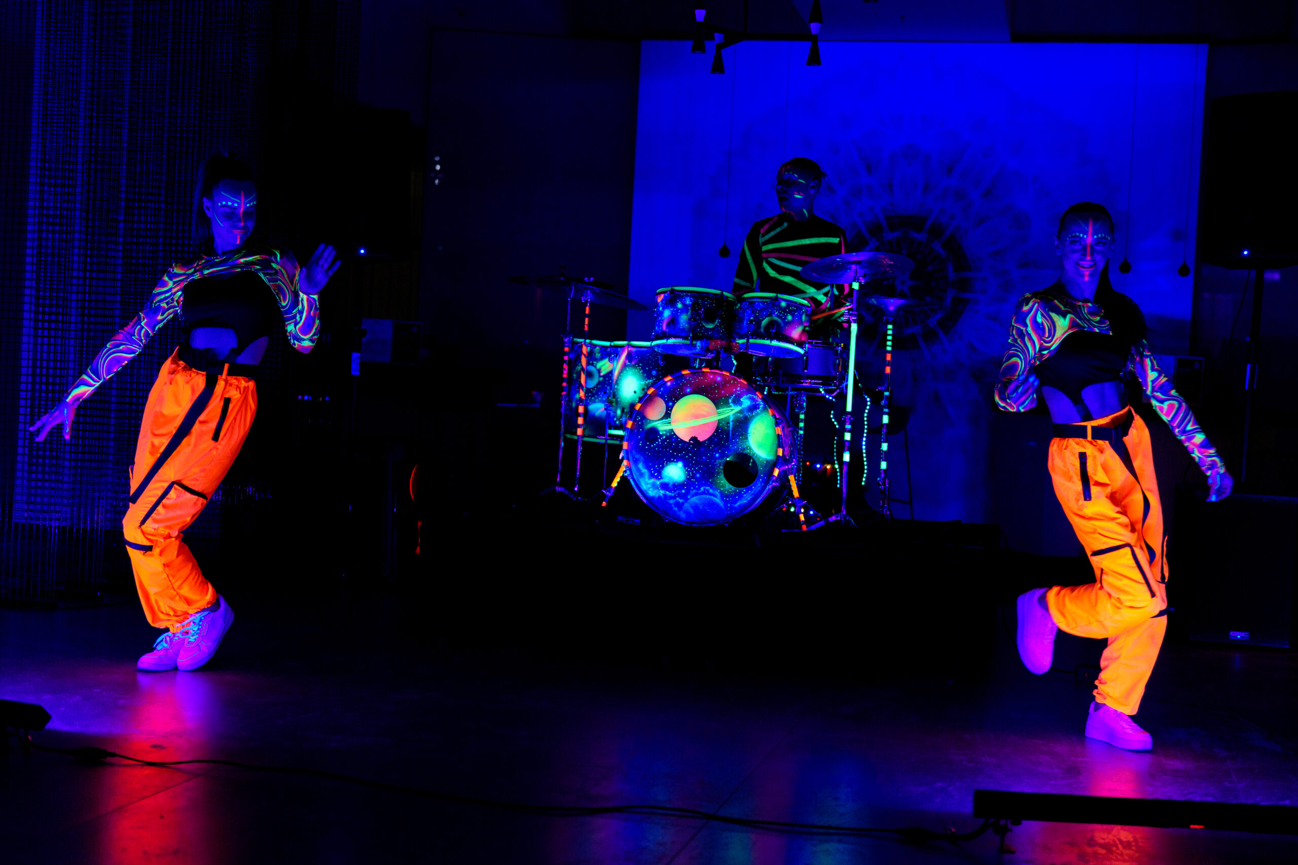 UV trummishow tantsijatega